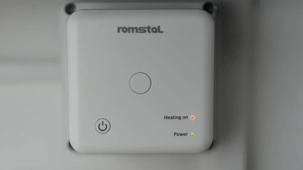Illustration of tabletop and wall-mounted smart displays with a growing receipt between them